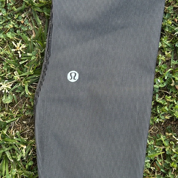 Lululemon "Base Pace High Rise Tight" leggings - size 4 - Picture 4 of 7